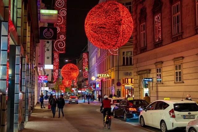 CHRISTMAS IN THE CITY OF LIGHTS